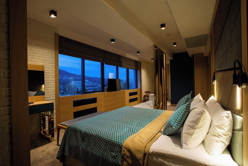 JOYANA OTEL