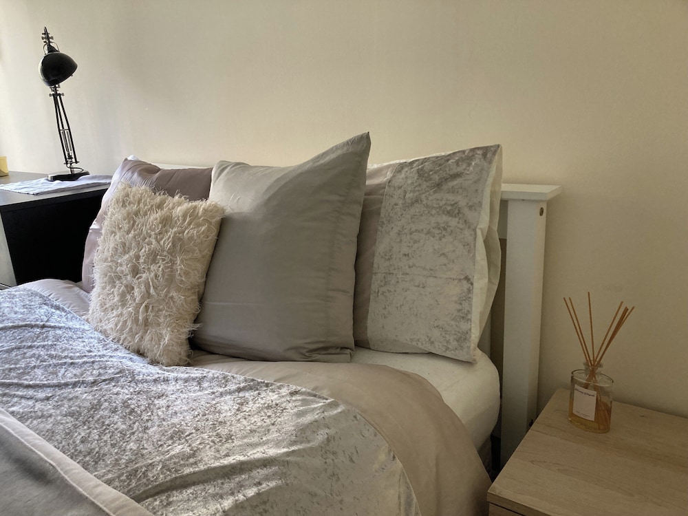 Bright London Retreat Near North Acton Tube