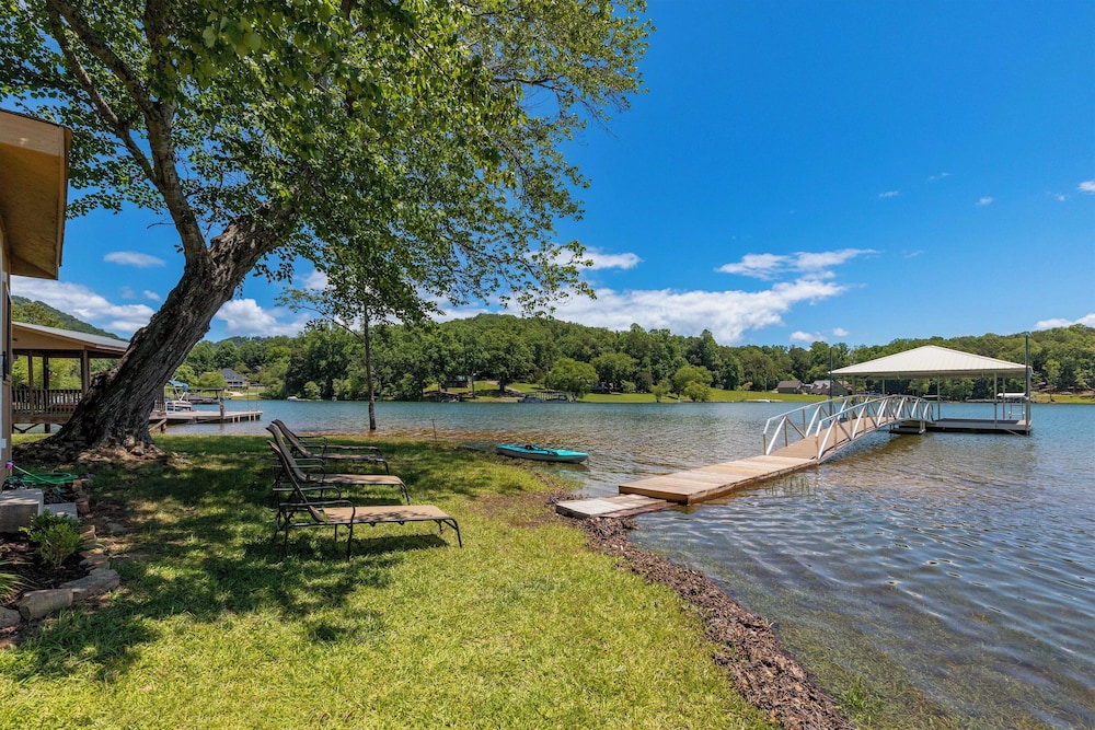 February Perks! Couples Getaway in Hayesville