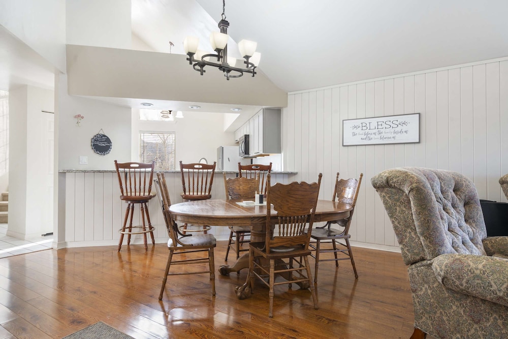 The Cozy Retreat Stay for 10!