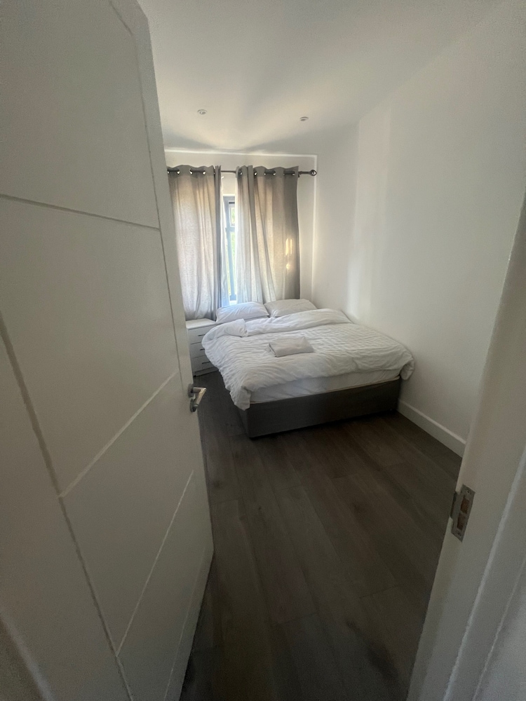 Sunny Gardens London House Retreat