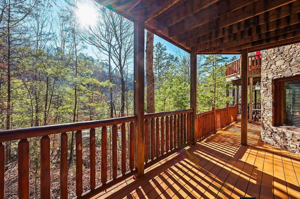 Knotty Pines - Lux Lodge Pool Theater Hot Tub