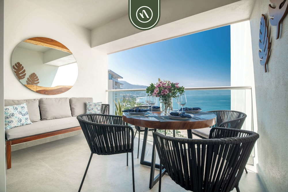 Elegant 1 BR Condo - Beachfront - Pools - King