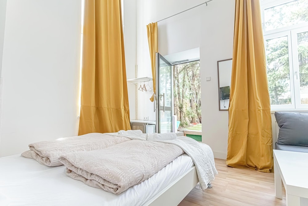 6BR Apt with Garden near Danube