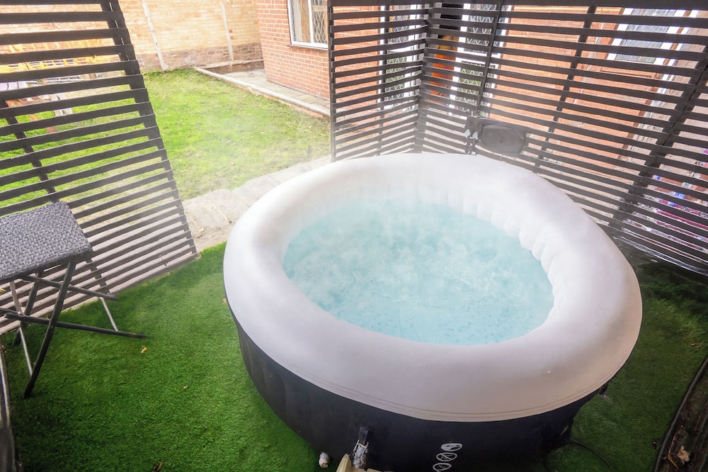 Heathrow House with Hot tub and Garden