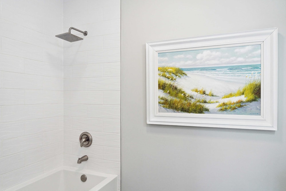 Oceanfront w/ Pool, Panoramic Deck Views, 5bdr Folly Ocean Breeze by Avantstay