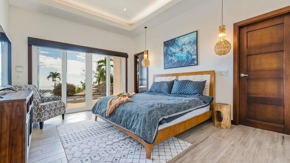 Beautiful House with Sweeping Ocean Views, Modern Design, and a Private Infinity Pool