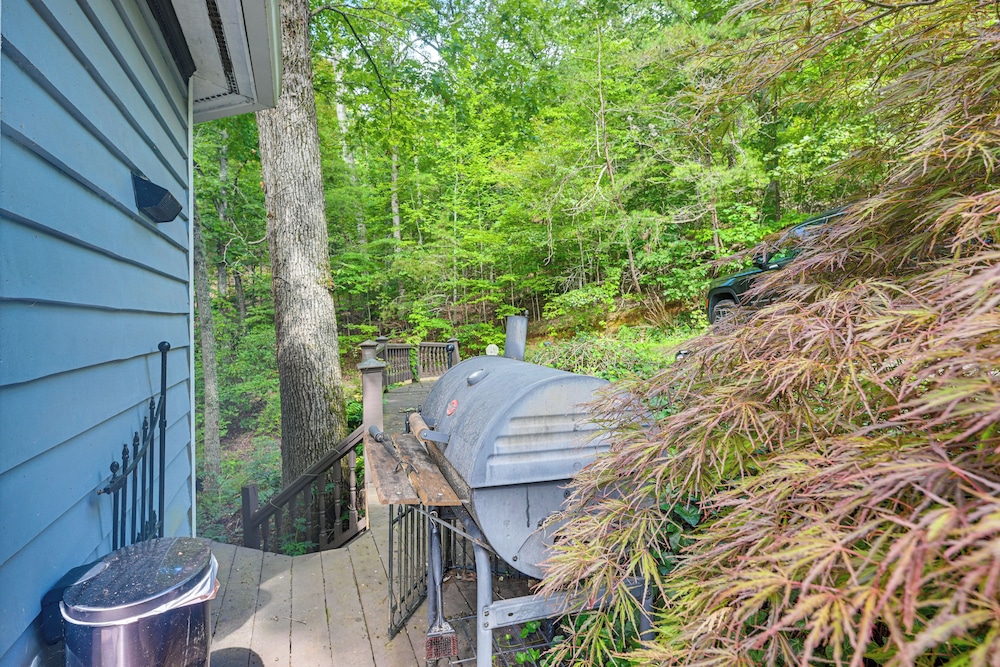 5-story Group Getaway w/ Game Room in Franklin!
