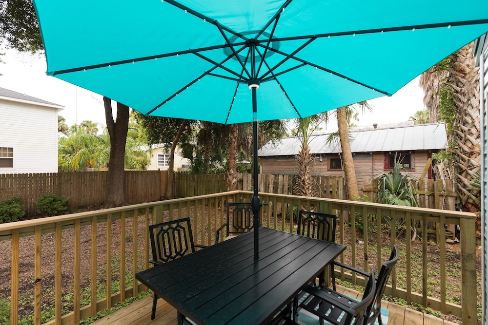 Charming Downtown Cottage 3 Bedroom Home