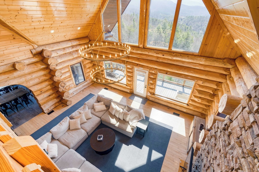 Pinnacle Chalet by Avantstay Luxury Cabin w/ Panoramic Views, Fireplace & Game Room