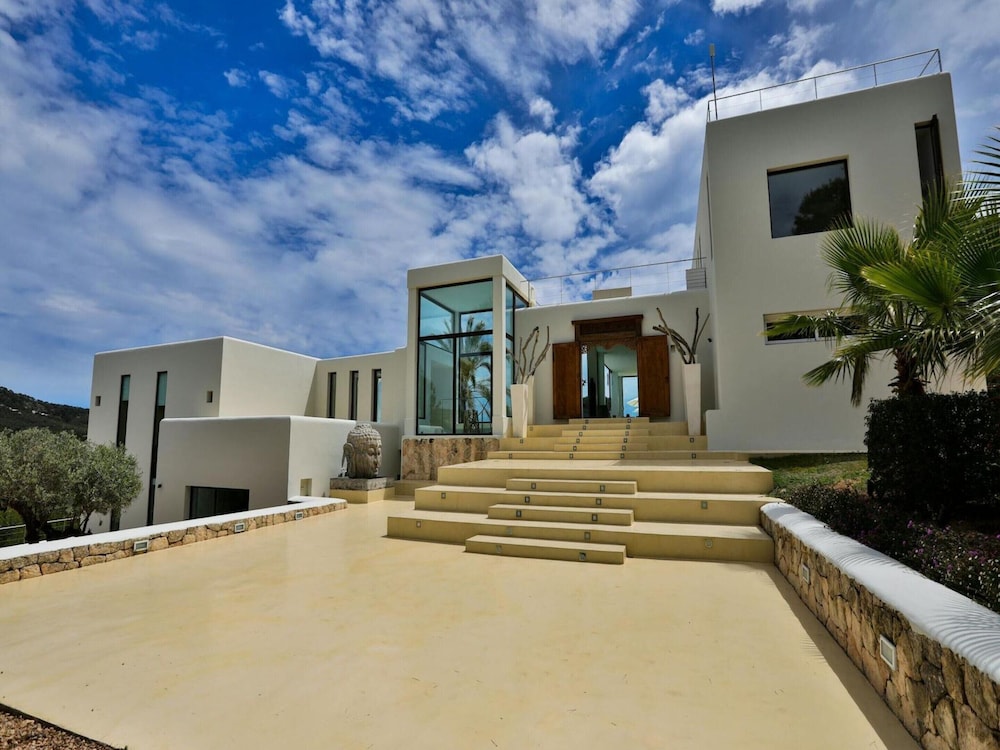 Holiday Home With Stunning Infinity Pool