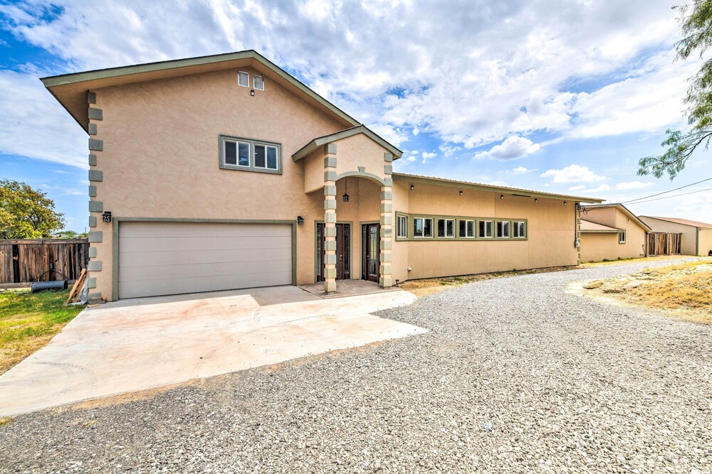 Hot Tub & Sauna: Lakefront Wichita Falls Home!
