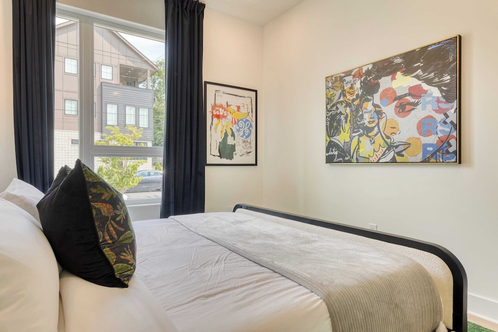 Colorful 4BR w/ Artful Design, Dining & Easy Access to Broadway The Bloom House by Avantstay