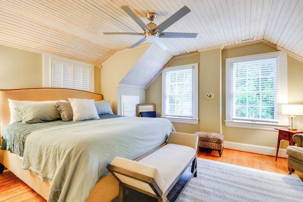Walk to Main St: Historic High Point Carriage Home