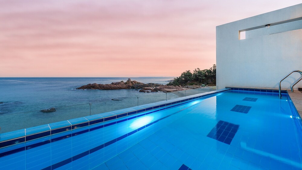 Yeongdeok The Best Pool Villa