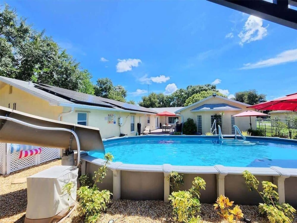 Heated Pool, Jacuzzi & Sauna! Tampa, FL