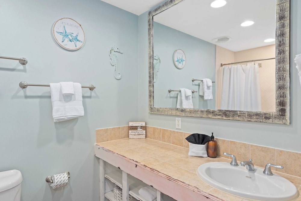 Miramar Beach Studio w/ Pool, Tennis & Walk to Beach Luau Eastern Sky