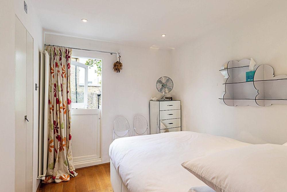 Parsons Green Modern One Bedroom Flat view 2