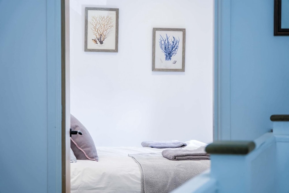 The Cottage - 2 Bedroom Cottage - Tenby