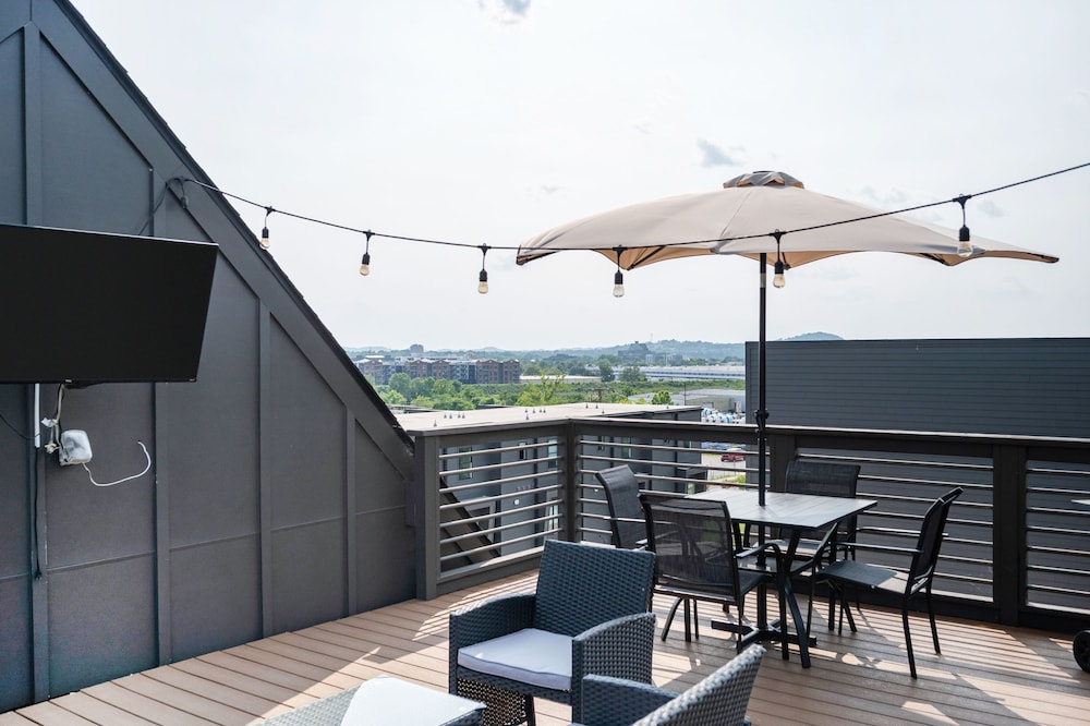 10 Min to DT - Rooftop Garage W D