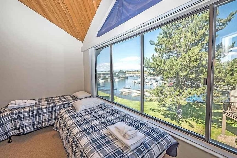 477 Ala Wai, 86 2 Bedroom Condo by RedAwning
