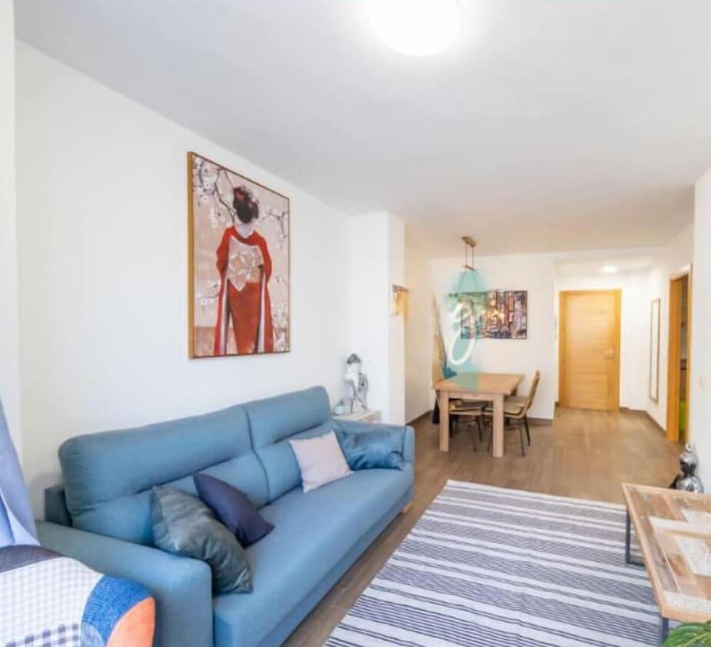 3 Bed Apartment Sleeps 6 - Free Parking & Balcony