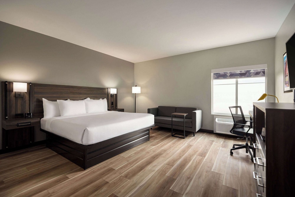 La Quinta Inn & Suites by Wyndham Gonzales LA