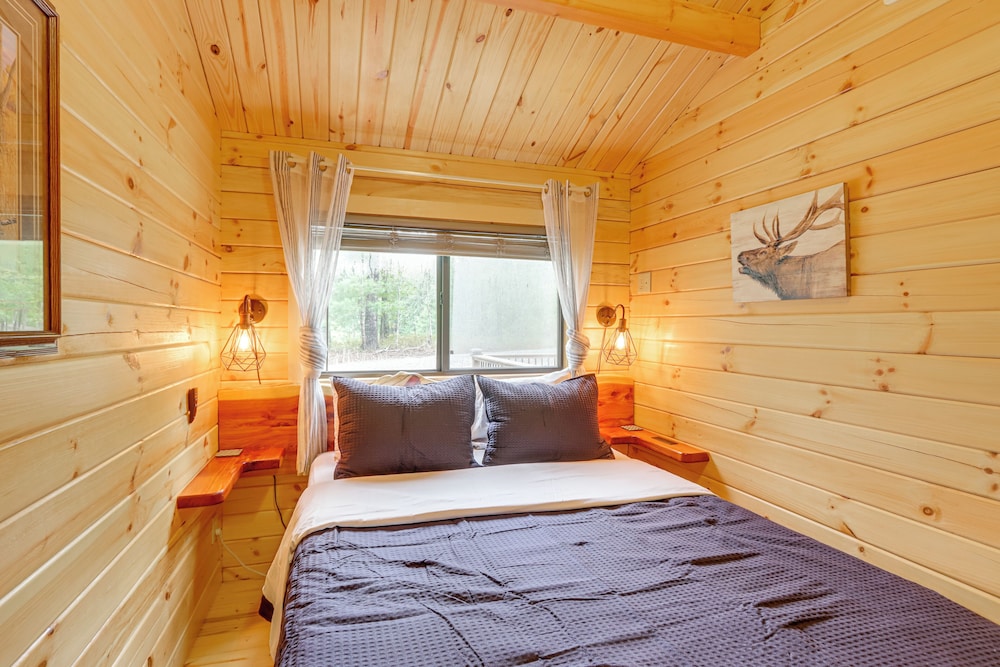 15 Mi to Blue Ridge: Forested Cabin w/ Decks!