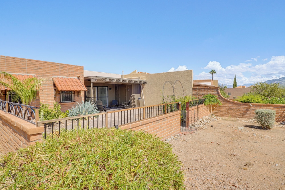 Quiet Townhome w/ Mountain Views in Green Valley
