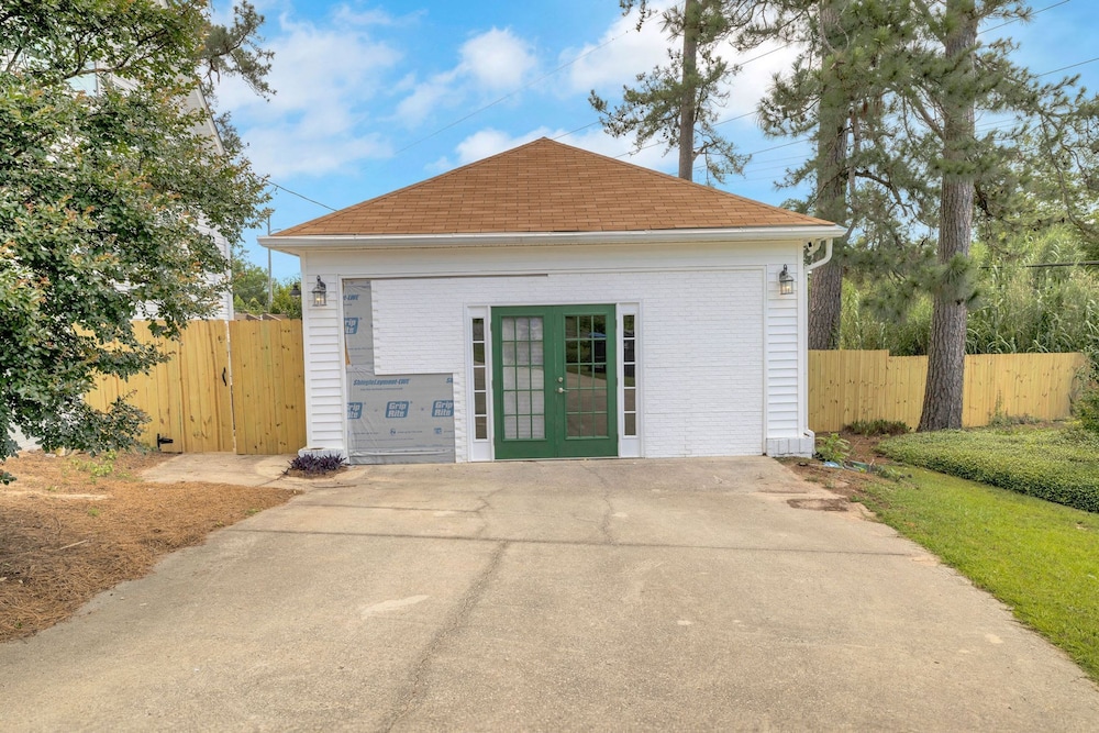 Augusta Getaway Near Masters Porch Swing Deck