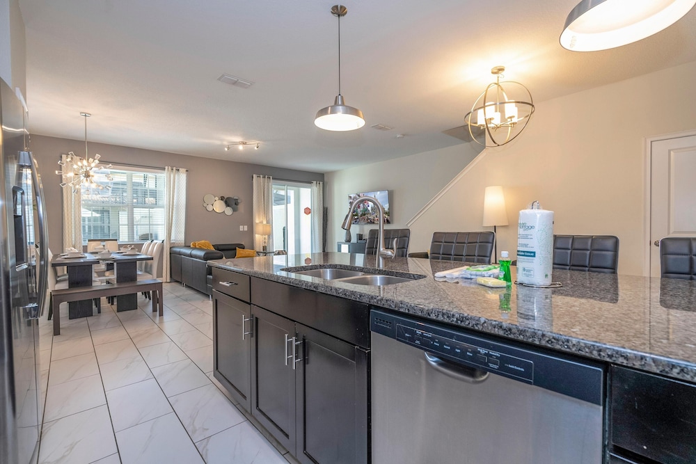 3085 TS - Opulent 5 BR Townhome Private Pool