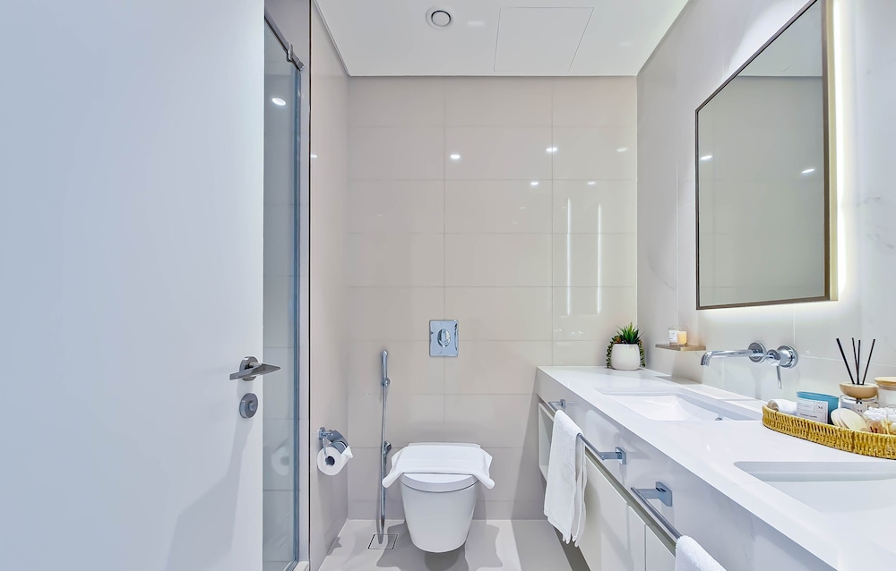 Stylish 2BR in Emaar Beach Front w/ Private Beach