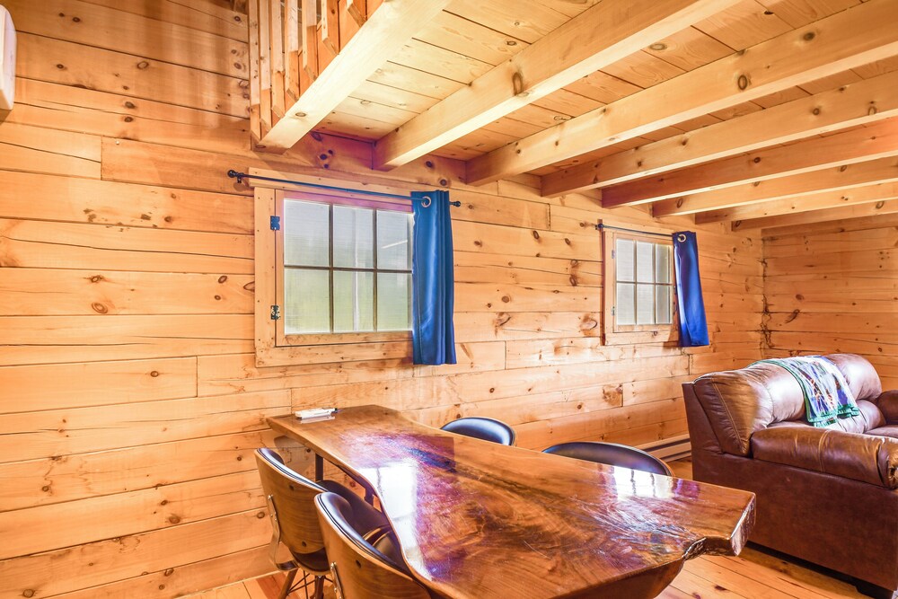 Bellevue Log Cabin w/ Gas Grill & Creek Access