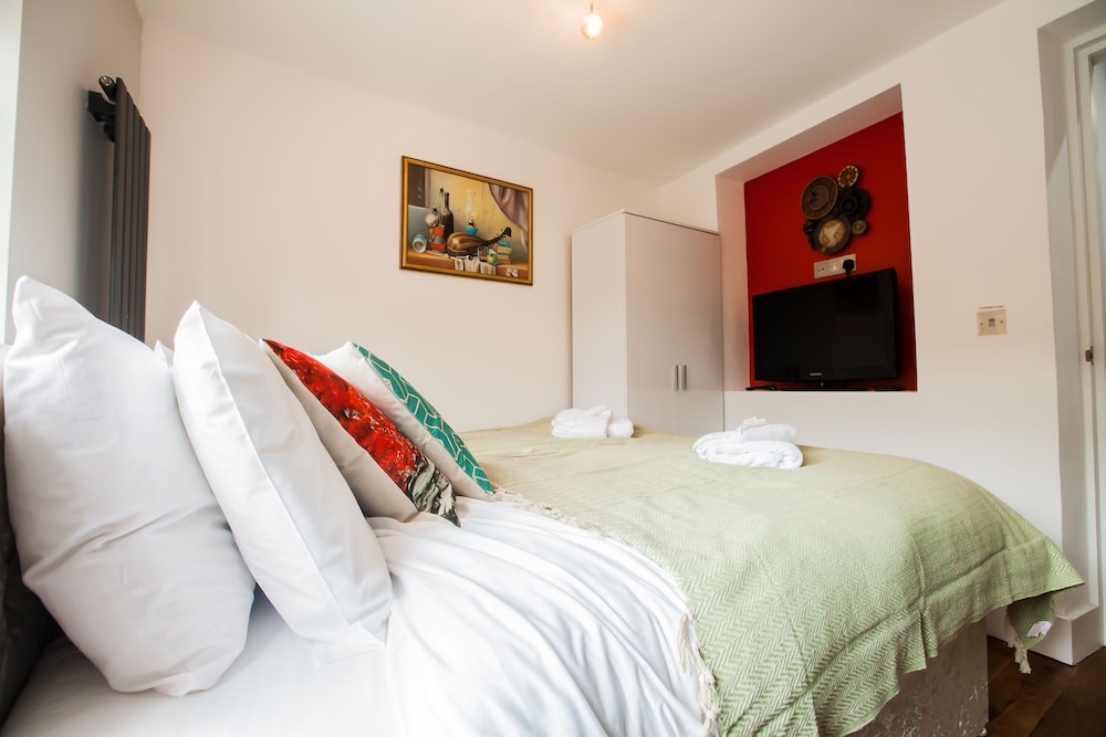 Modern Central Richmond Luxury Residence view 4
