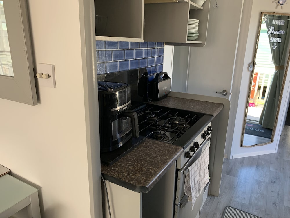 Immaculate 2-bed Caravan in Clacton-on-sea view 4