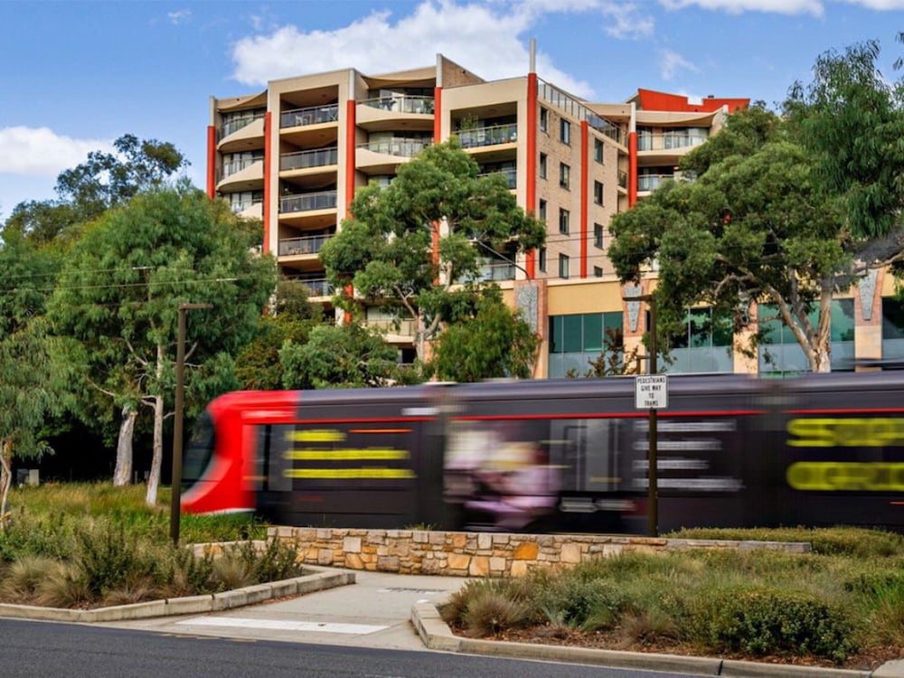 Chic 1-bed Apartment Near Canberra's Bustling CBD
