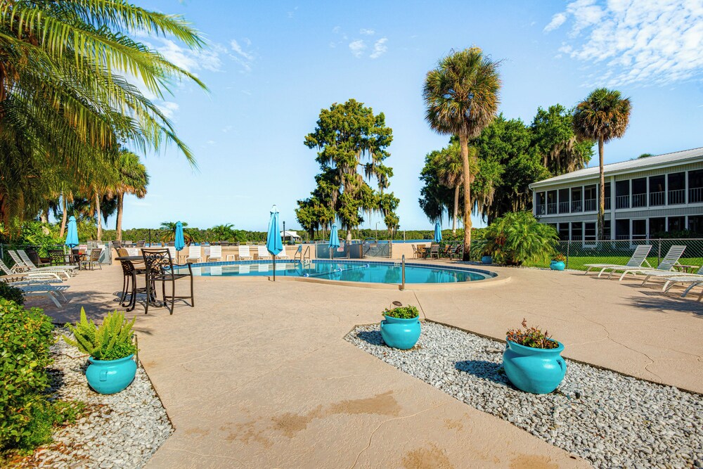 Private Balcony w/ Water Views: Welaka Condo!