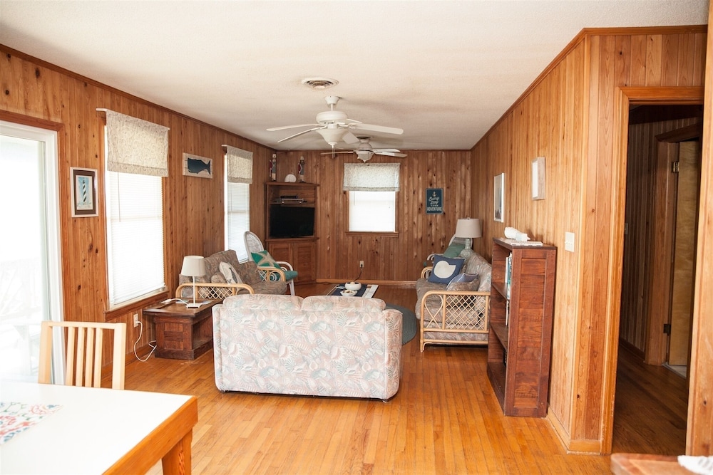 Time / Tide 4 Bedroom Cottage by RedAwning