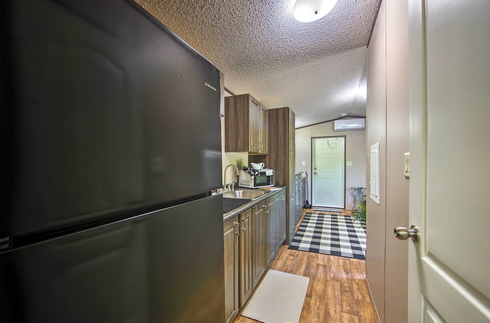 Modern Alba Tiny Home Near Lake Fork Boating! view 5