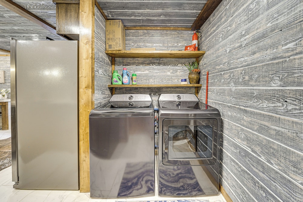 Hike, Fish & Unwind: Cabin w/ Yard in Broken Bow!