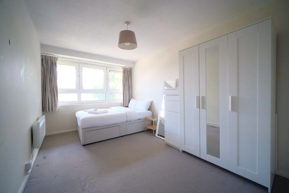 Spacious 3 Bedroom Apartment in Battersea With Terrace
