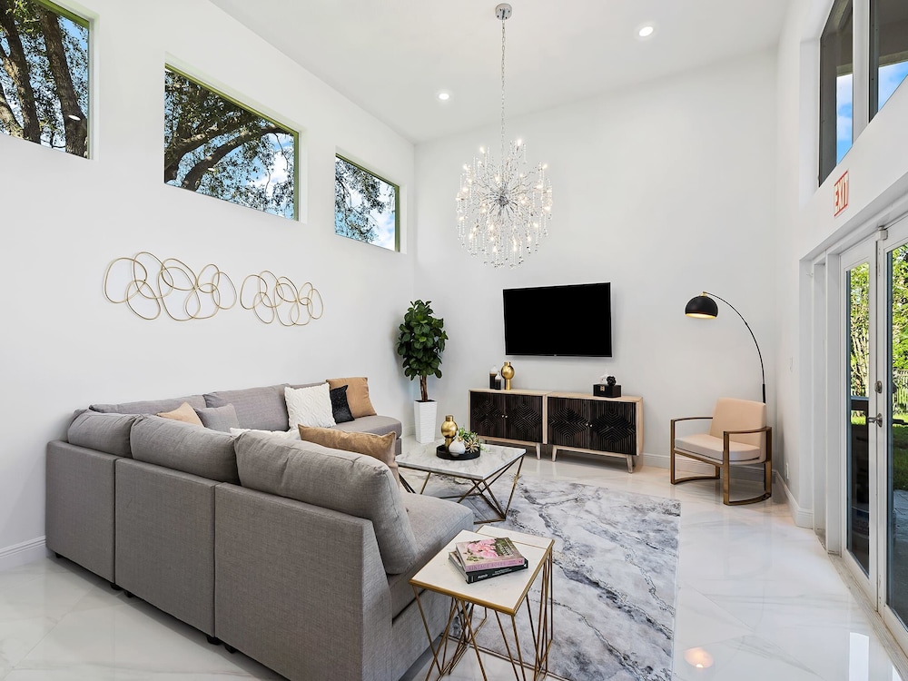 Luxurious 6-Bedroom Villa with Pool & Games