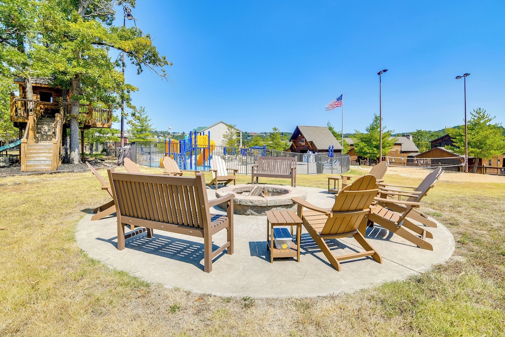 5 Mi to Silver Dollar City: Table Rock Lake Cabin! view 4