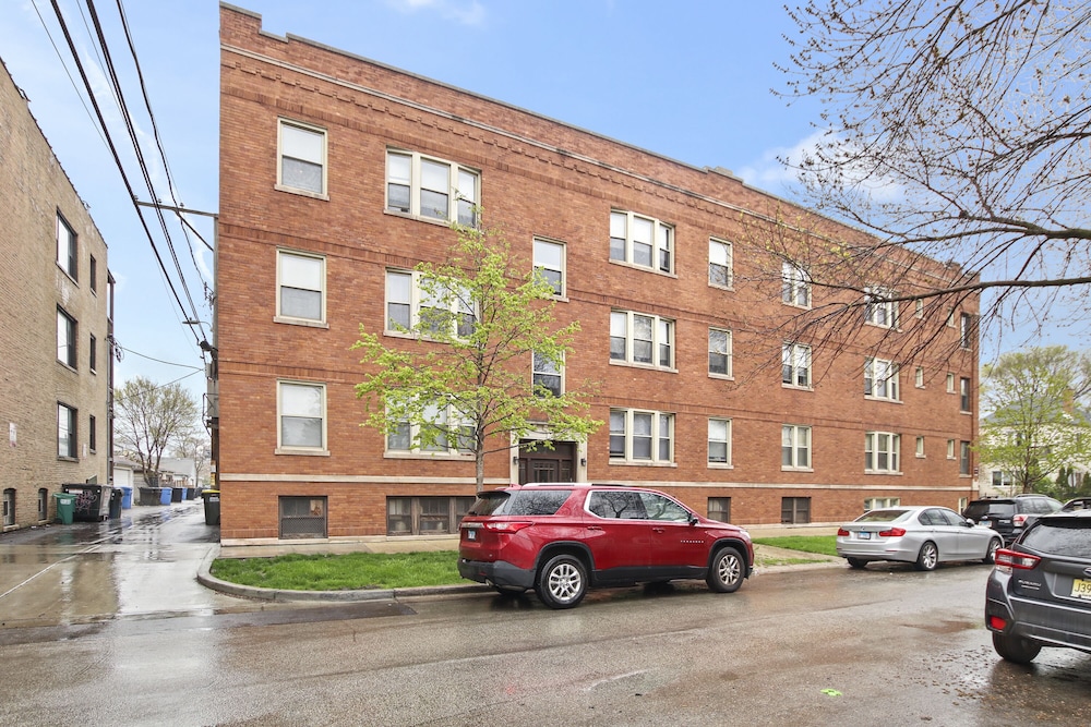 Classy 2BR Spacious Apt in Avondale — Chicago