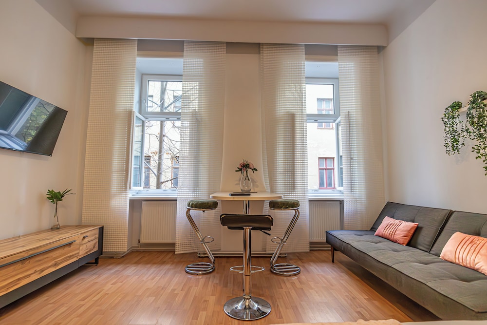 Chic 2BR City Stay Central Location