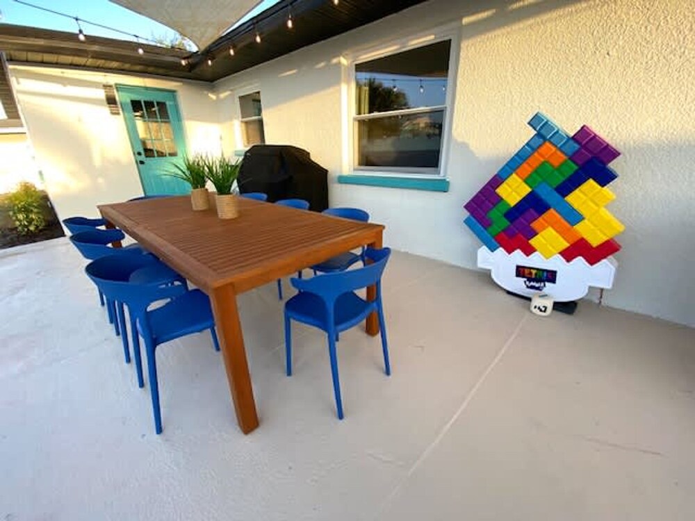 Castaway Cottage Near IMG and Beaches