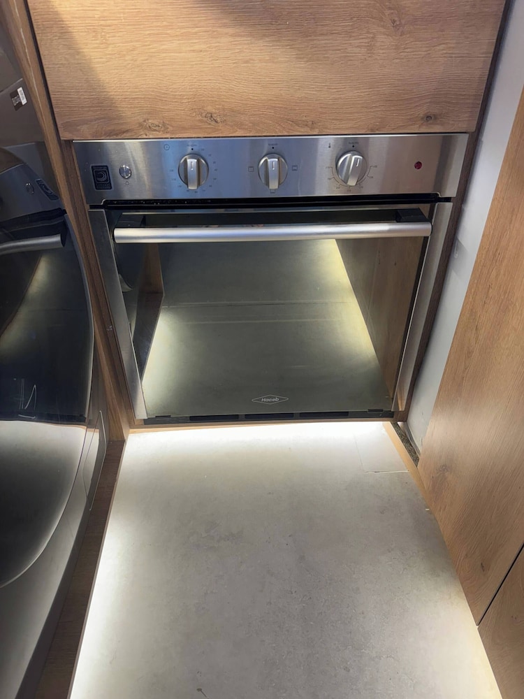Stylish 1BR Getaway, Jacuzzi, Fireplace, Gym and AC