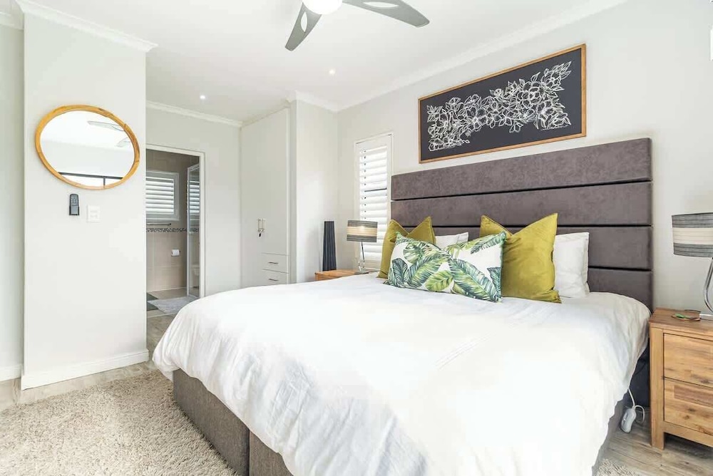 Spacious Sunningdale Retreat With Poolside Charm