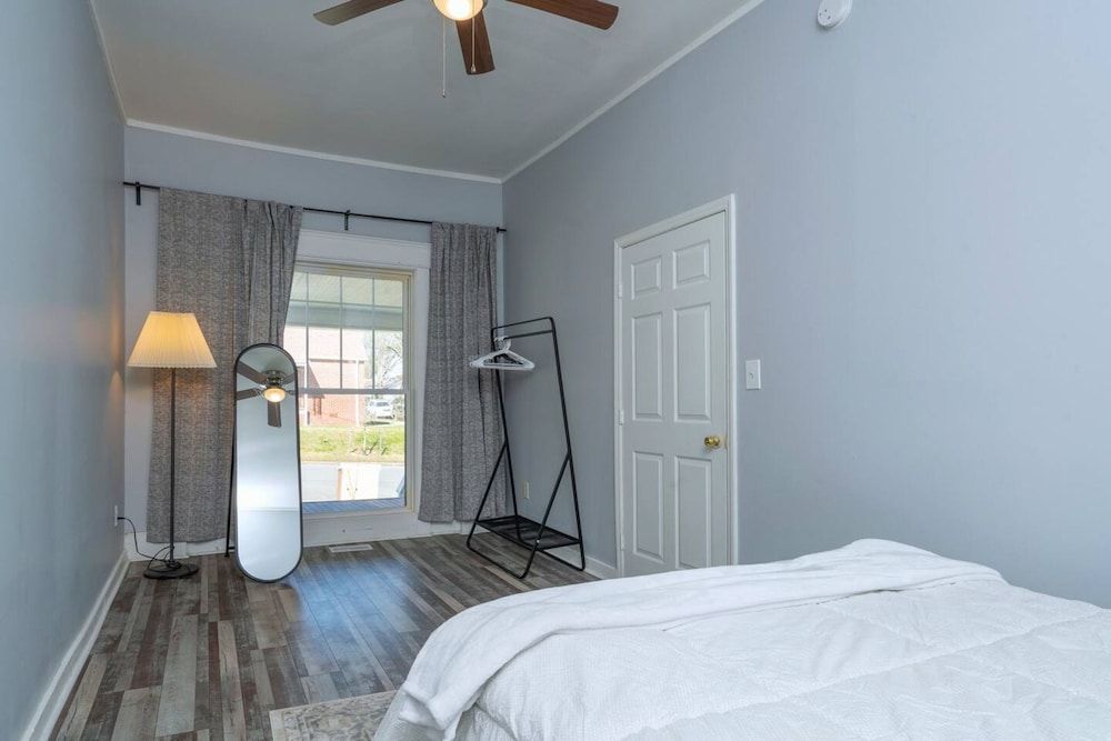Renovated 3 Bedroom Close to Downtown