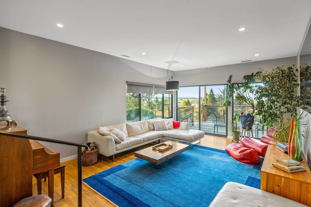 Private Pool & Large Deck: Modern Cotati Villa!